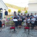 Omladinsko-dečji crkveni hor „Sveta Anastasija Srpska“ održao koncert u porti Crkve Svete Trojice u Vlasotincu