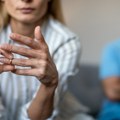 "Tri nova klijenta i svi se razvode": Sve što se guralo pod tepih, na godišnjem odmoru ispliva, a netrpeljivost kulminira