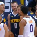 Nikola Jokić izazvao opšti haos na terenu! Žestoko udario rivala, pa započeo ozbiljnu raspravu! Sukob se skoro pretvorio u…