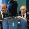 Робот стао пред Путина, па рекао "пусти моју омиљену песму": Заплесао, а лидер Русије изгледао као да једва чека да заврши -…