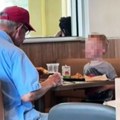 Potez dečaka vredan divljenja i suza: Ugledao je starca da jede sam u Mekdonaldsu, a onda...