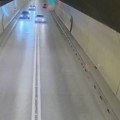 Punom brzinom pretiče u tunelu! Pojavio se snimak koji ledi krv: To mu nije bilo dovoljno, pa je napravio i drugi prekršaj -…