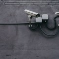 Старија жена нападнута и опљачкана на Бановом брду, осумњичени је увукао под степениште хаустора