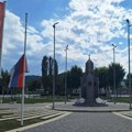 Oštećeni spomen-obeležje Gvozdenom puku i državna zastava u Prokuplju