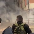 Тзв. косовска полиција сузавацем и воденим топовима растерала демонстранте испред Скупштине у Приштини