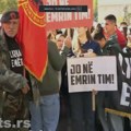 Pristalice tzv. OVK blokirale ulaze u Skupštinu i zgradu vlade u Prištini, bacaju pirotehnička sredstva, rzbijeni prozori…