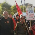 Tzv. kosovska policija suzavacem i vodenim topovima rasterala demonstrante ispred Skupštine u Prištini