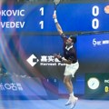 Novak u finalu Pekinga: Medvedev diskvalifikovan pred kraj meča!