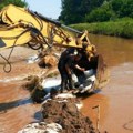 Još traje borba sa jovanovačkom rekom: Vatrogasci, volonteri i meštani zatvaraju branu (foto)