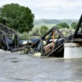 Srušio se most preko reke Jelouston; Opasne materije dospele u vodu