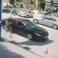 Stravičan snimak ubistva na pumpi! Žrtva pokušala da udari vozača, muškarac zapucao iz automobila - ispalio tri metka