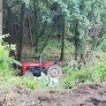 Šestoro povređeno kod Kosjerića: Prevrnuo se traktor sa beračima malina, za volanom bio maloletnik