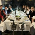 Legende za istim stolom! Bivši fudbaleri Partizana i Zvezde zajedno proslavili rođendan velikana crno-belih! (foto)