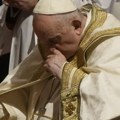 Papa prebačen u bolnicu, požalio se na zdravstveno stanje