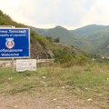 Nazivi mesta na albanskom na severu Kosova prelepljeni ćirilicom