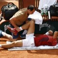 Novak Đoković povredio koleno, pa posle medicinskog tajm-auta izgubio drugi set
