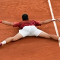 Novak ponovo upalio "mlazni pogon": Osvojio poen godine, oduševio Rolan Garos, pa izveo "avion" proslavu