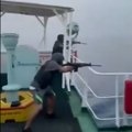 Dron ide ka brodu, a posada ispaljuje rafal! Strašan snimak iz Crvenog mora (video)