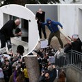 Uživo (foto) "troje drugova mi je pregaženo!" Puni se centar Kočana pred protest, nebo se zacrnelo, kiša pada…