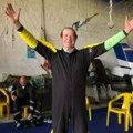 Kad srce ima krila: Radiša (75) proslavio zlatnu svadbu skokom sa 3.000 metara, ženi poručio "skakaćeš i ti"