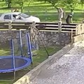 Užas u Aranđelovcu: Muškarac krvnički pesnicama tukao mladića, a potom dao gas i udario ga kolima - sve zabeležile…