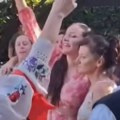 "Doma li si,: Zone?" Snimak prosidbe sa juga Srbije postao hit na društvenim mrežama: Ima li devojče za udavanje? (video)