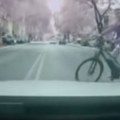 Za dlaku izbegnuta tragedija u Nišu: Pogledajte jezivi momenat kada je biciklista umalo izgubio život na ulici