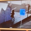 Snimci napada ispred Skupštine Srbije: Napadač rekao policiji da ga "nerviraju šatori u centru grada" (VIDEO)