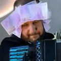 Хармоникашу чело окићено новчаницама од 500 евра! Чашом свира хармонику, а паре лете: Хит снимак усијао мреже