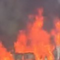 (Video) Drama na auto-putu kod Beograda! Vatrena stihija progutala čitavo vozilo, plamen divlja: Usporen saobraćaj