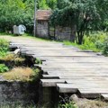 Dvanaestoro dece svakog jutra preko mosta koji samo što se nije srušio (foto)