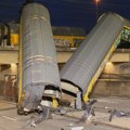 Sudar dva teretne voza u Nemačkoj: Vagoni pali s nadvožnjaka, jedna osoba teško povređena