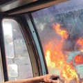 (Foto) automobil se pretvorio vatrenu loptu! Vozači snimaju jeziv prizor u Beogradu: Nakon saobraćajke potpuno izgoreo…