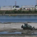 FOTO, VIDEO Izronila „Stena gladi“: Dunav na istorijskom minimumu, ljudi hodaju i voze bicikle po njegovom koritu