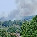 (Video / Foto) Požar na divljoj deponiji u Šangaju: Gori nisko rastinje, dim vidljiv iz grada