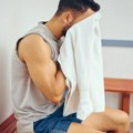 Muškarci prestaju da se tuširaju kako bi bili privlačniji ženama: Novi trend zaludeo deo generacije Z