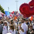 "Ovaj talas neće biti ugašen": Nekoliko stotina hiljada ljudi na antivalidnom protestu u Varšavi (foto)