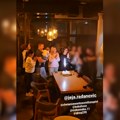 (Video) Skromna proslava rođendana slobine žene: Cela porodica na okupu u restoranu! Jelena duva svećice sa torte i ne skida…