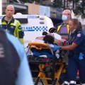 Prvi snimci užasa u Sidneju: Jezive scene napada u tržnom centru, muškarac leži u lokvi krvi, među izbodenim i beba…