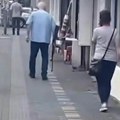 (Video) Prvi snimak incidenta u Bulevaru! Muškarac s dugom cevi prolazi pored Đerma, ubrzo stigla policija!