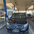 "Plen" vredan 1,8 miliona: Carinici na Batrovcima zaustavili "mercedes", pa otkrili luksuznu robu (foto)