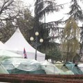 Jedni obeležavaju tragediju, drugi slave: Ispred Skupštine se raspaljuje roštilj, čuje se muzika