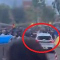 Uznemirujuće scene! Beli auto pregazio navijače! Usledio je stampedo - evo šta su mu uradili (video)