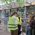 Blokada suda u Novom Sadu se nastavlja dok na slobodi ne budu svi aktivisti: Sin Marije Vasić preneo njene pozdrave…