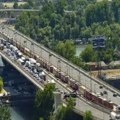 Tramvaj ispao iz šina na Mostu na Adi Potpuno blokiran saobraćaj