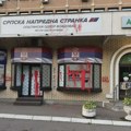 Sedište SNS-a na Voždovcu išarano crvenom bojom