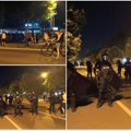 Malo mirnije, ali još uvek napeto u Novom Sadu učesnici protesta i dalje ispred prostorija SNS na Bulevaru oslobođenja