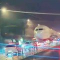 Neverovatna scena na putu! Vozači u šoku, morali da stanu da propuste avion (VIDEO)