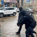 Ovo je jedan od uhapšenih zlostavljača iz Niša: Specijalci ga vode u policiju, na rukama mu lisice!