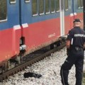 Drama kod Čačka: Voz naleteo na kombi na pruzi ka Zablaću, ima povređenih